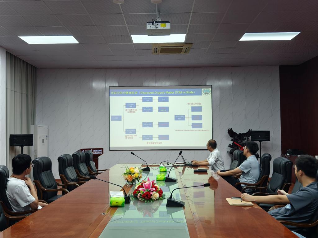 会议室里的人们AI 生成的内容可能不正确。